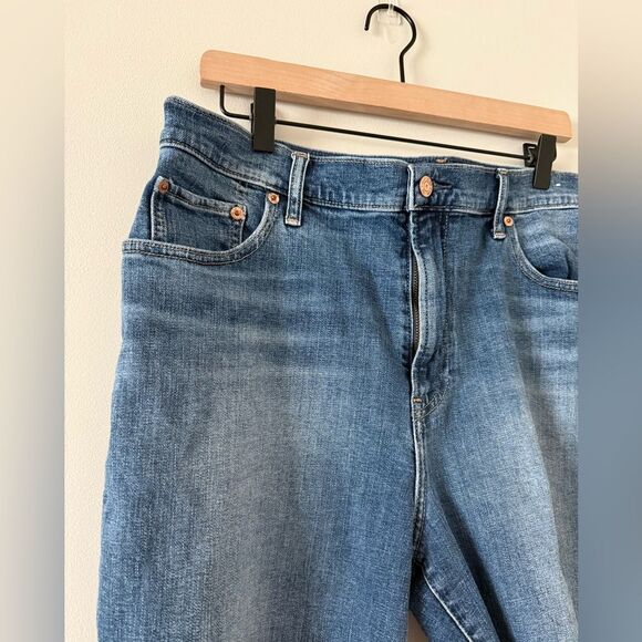 GAP 9" High Rise Bermuda Shorts in Medium Wash - Size 16 - Picture 2 of 5